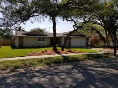 424 Wayfarer Ct, Tarpon Springs, FL 34689-2252