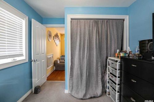 61 Hollywood Ave, North Lindenhurst NY  11757-6704 exterior