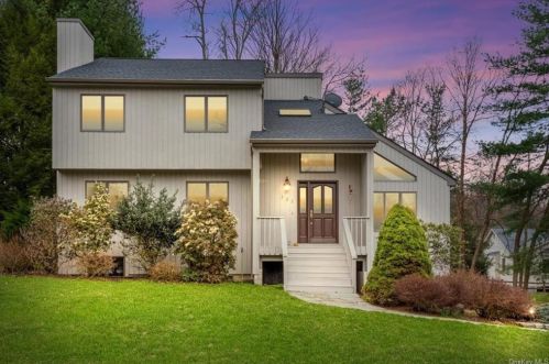 222 Briarwood Dr, Somers Town, NY 10589-1810