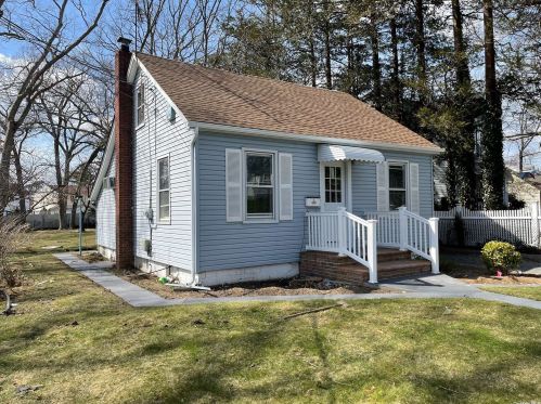 32 Bedford St, Wheatley Heights NY  11798-3904 exterior