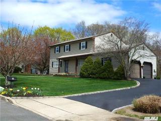 19 Arlene Ct, Hauppauge, NY 11788-3106