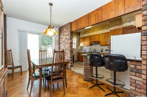 19-19 22nd Dr, Long Island City, NY 11105-3701