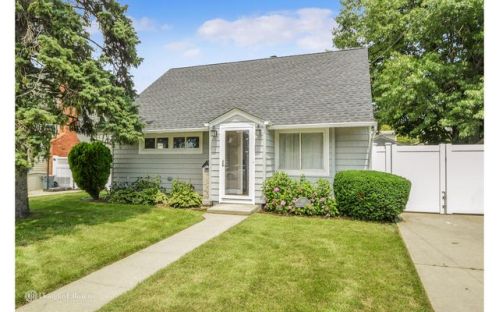 810 Mirabelle Ave, Westbury, NY 11590-6117