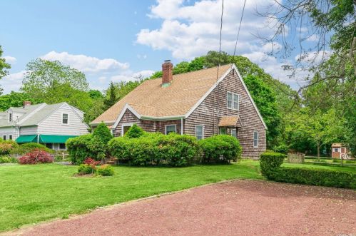 61 Union Ave, Center Moriches, NY 11934-3331