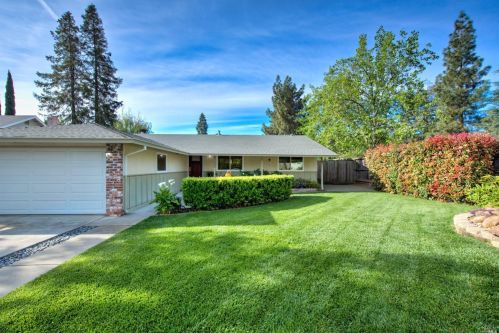 1000 Woodridge Dr, Vacaville CA  95687-6440 exterior