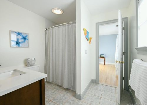 16 Marie Ln, Wallingford CT  06492-1935 exterior