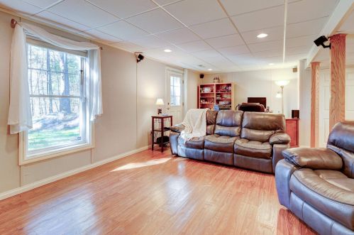 8 Houston Dr, Nashua NH  03062-1731 exterior