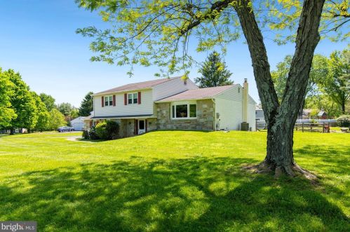 126 Windmill Dr, Southampton, PA 18966-2331