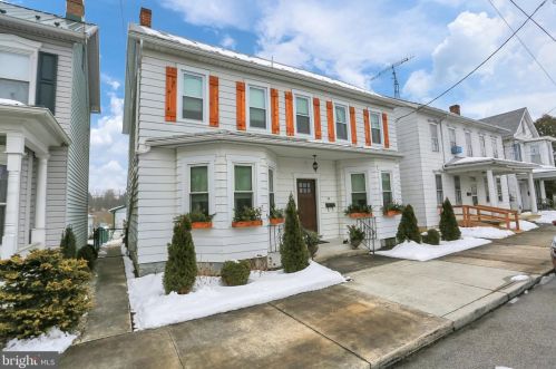 28 Chestnut St, North Newton, PA 17241-1304