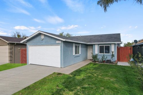 6036 Winners Cir, Riverbank, CA 95367-3154