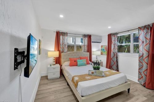 821 91 Ave, Naples FL 34108-2426 exterior