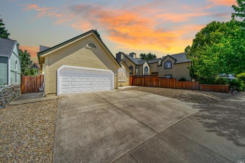 2133 Crosspoint Ave, Santa Rosa, CA 95403-7932