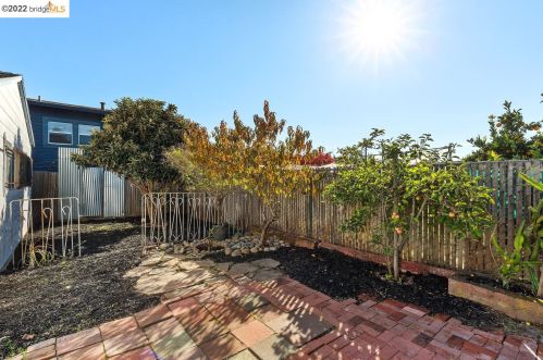 2368 Bartlett St, Oakland CA 94601-3213 exterior