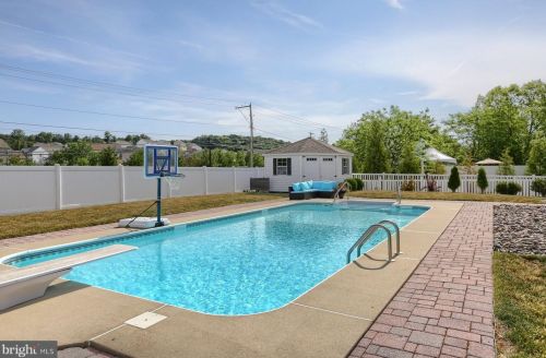 7207 Royal Oak Dr, Harrisburg PA 17112-8837 exterior