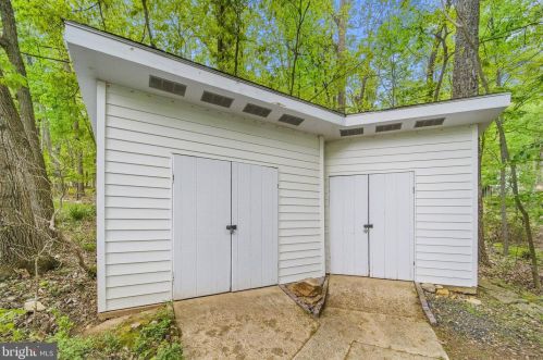 2206 Youngs Dr, Haymarket VA  20169-1534 exterior