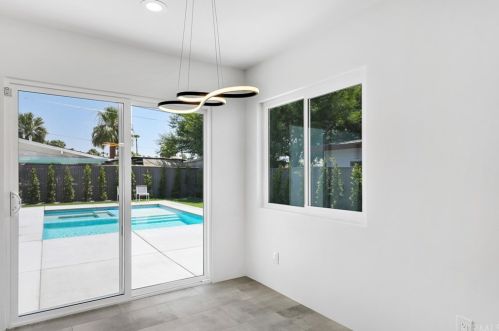 530 Calle Marcus, Palm Springs CA  92262-6147 exterior