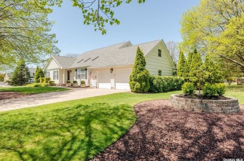 206 Baywood Dr, Baiting Hollow, NY 11933-9642