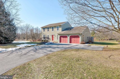 529 Meadow Ln, Hummelstown, PA 17036-7408
