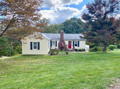 31 Leslie Dr, Mahopac, NY 10541-2526