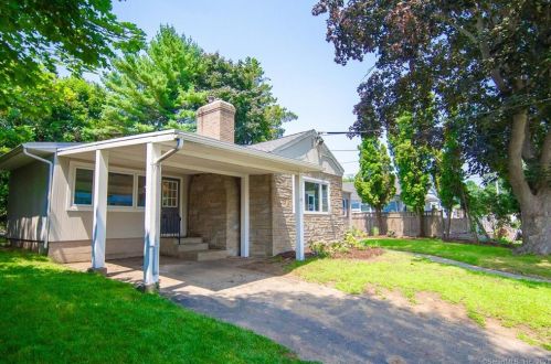 47 Shore Dr, Waterford, CT 06385-3923