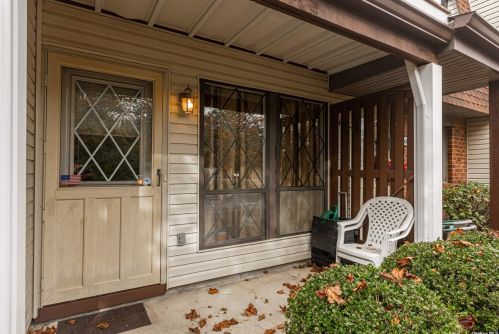 17 Cambridge Dr, Copiague, NY 11726-3209