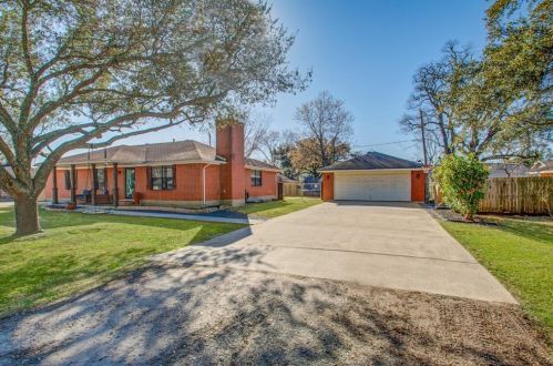 1116 Robert St, Pearland, TX 77581-2312