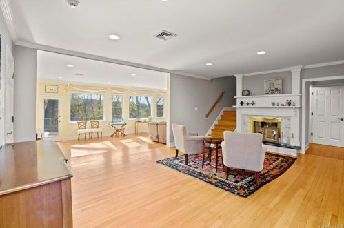 69 Ridgeview Dr, Pleasantville, NY 10570-1835