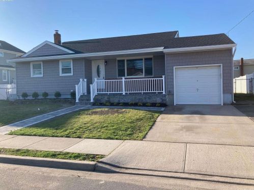 9 Prairie Ln, North Lindenhurst, NY 11757-6924