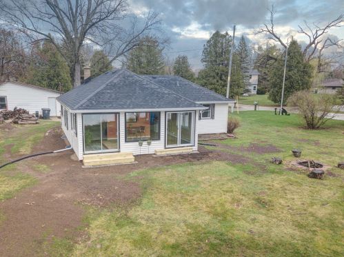 7946 Long Lake Dr, Waterford, WI 53185-2014