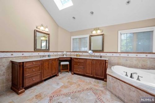 30 Oak Dr, Upper Saddle River NJ  07458-2132 exterior