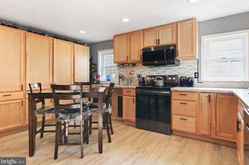 30 Main St, Camp Hill, PA 17011-6326