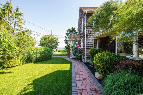 59 Deer Dr, Scotts Beach, NY 11789-1217
