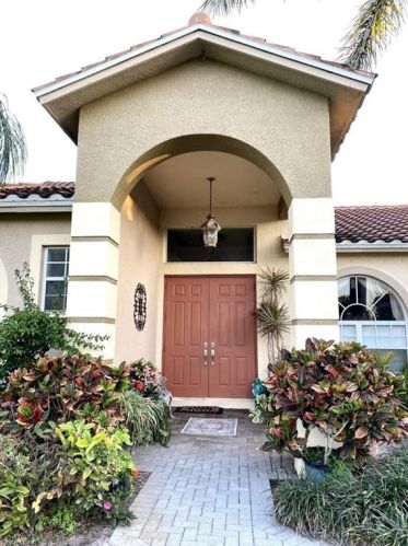 3330 22nd Ave, Naples, FL 34120-5572