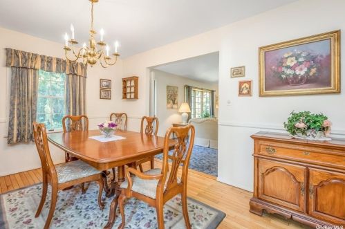 14 Oakledge Dr, Elwood NY  11731-3718 exterior