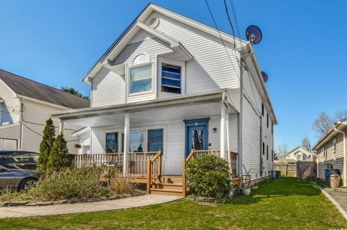 7 Georgia St, Elwood, NY 11731-2229