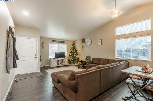 7020 Firethorn Dr, Riverbank, CA 95367-3315