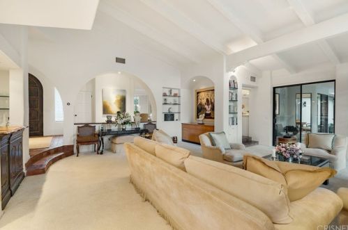 5242 Amestoy Ave, Van Nuys CA 91406-2112 exterior