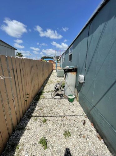 1401 29th St, Hialeah FL  33012-5551 exterior