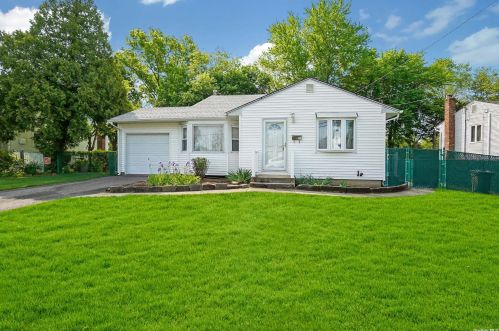 13 Drake Ln, San Remo, NY 11754-4409