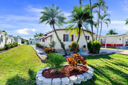 110 Sugarloaf Ln, Naples, FL 34114-8429
