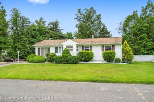 10 Lee Ave, Berkeley Township, NJ 08721-3523
