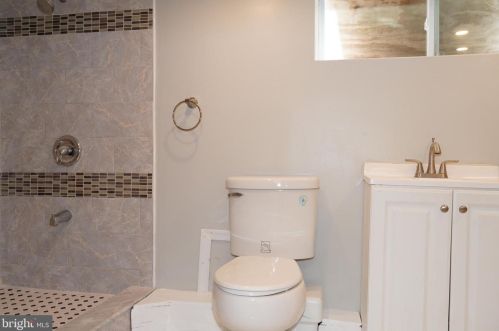 6156 Lindbergh Blvd, Philadelphia PA 19153-3018 exterior