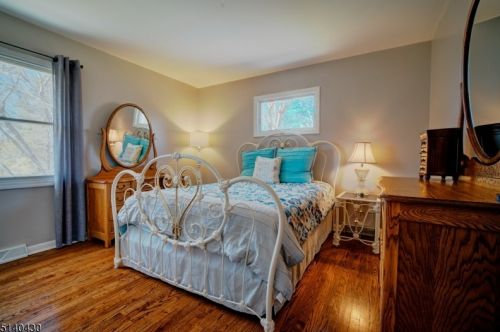 1 Pinewood Ct, Flemington NJ 08822-4909 exterior