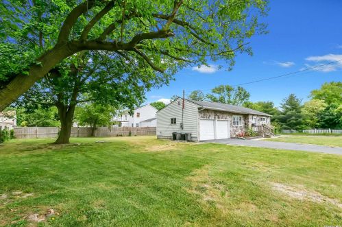 1643 Manatuck Blvd, Bayshore, NY 11706-2138