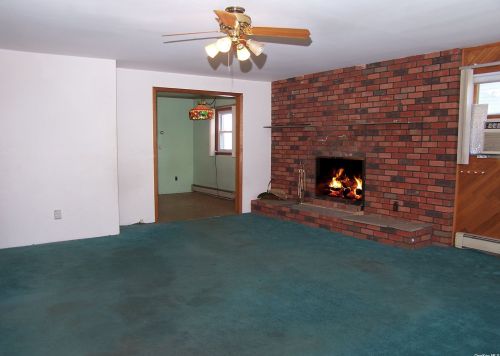 235 Rose St, Copiague, NY 11726-3828