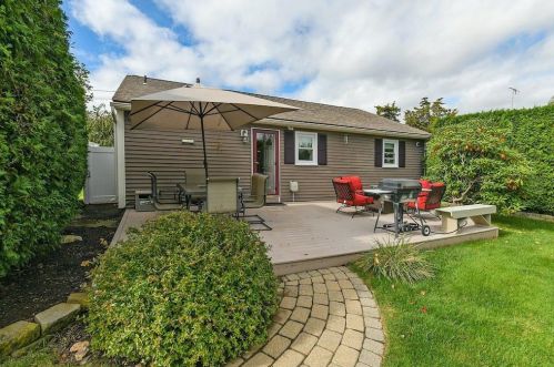 1 Kathy St, South Kingstown RI  02882-5040 exterior