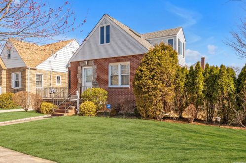 42 Stephen Ave, New Hyde Park NY  11040-3131 exterior