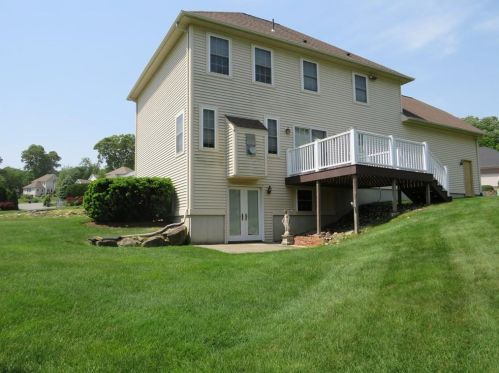 28 Millers Brk Dr, Cumberland RI  02864-6163 exterior