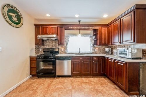 99 Melrose Ave, East Rockaway NY  11518-1005 exterior