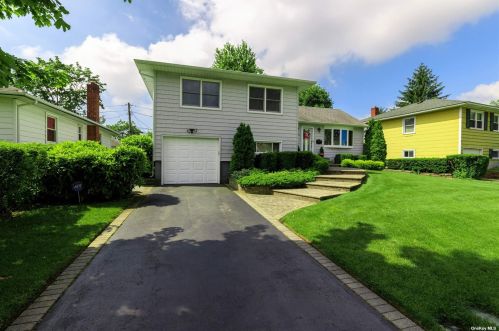 4016 Anne Dr, Seaford NY  11783-1712 exterior